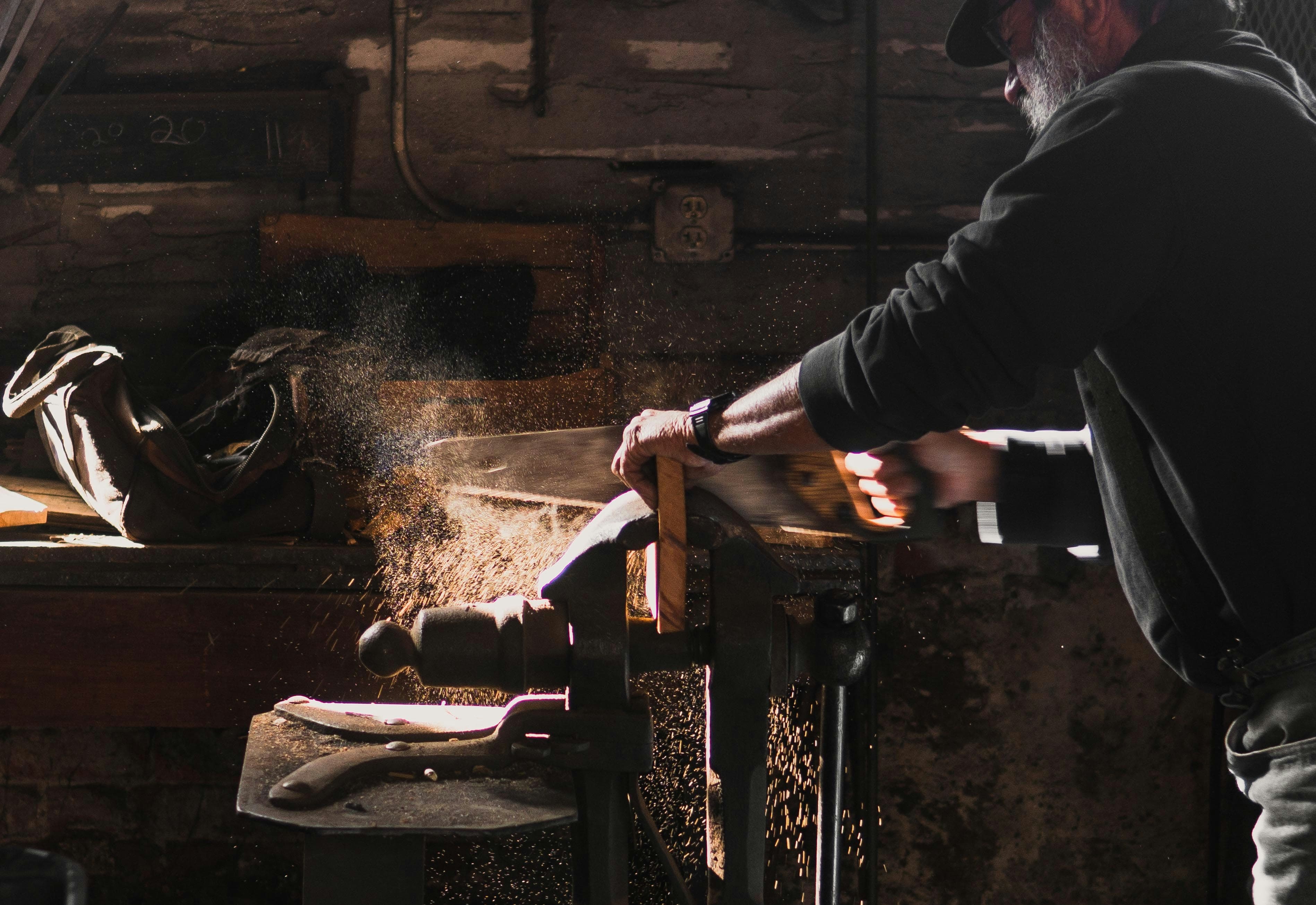 Artisan menuisier au travail — Maison Devaux